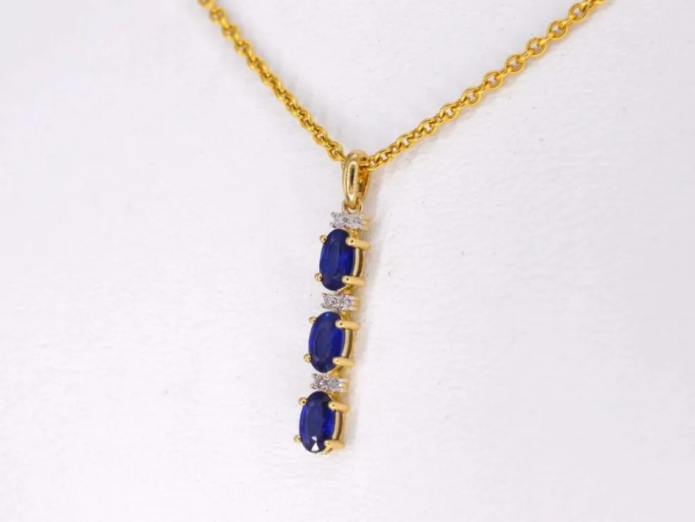 Pendentif en or avec diamants et saphir