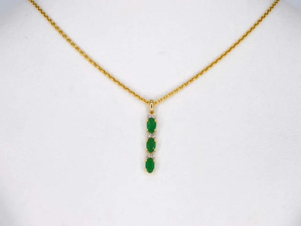 Pendentif en or avec diamants et émeraude
