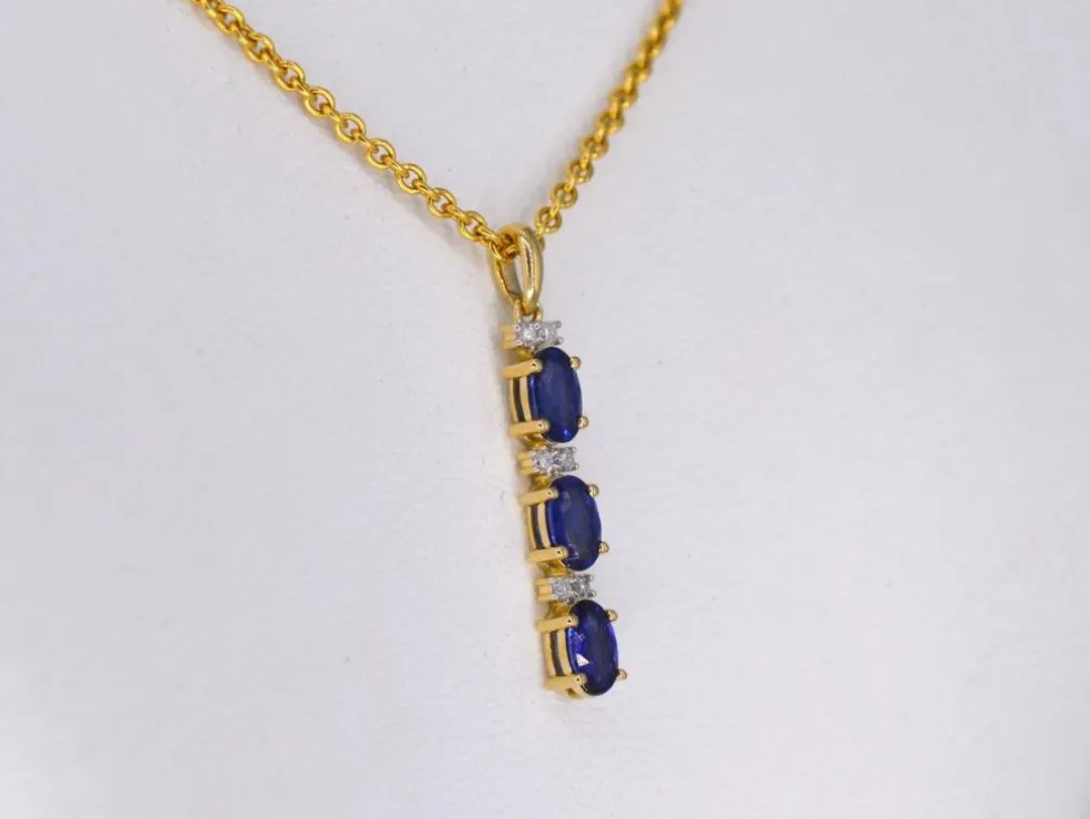 Pendentif en or avec diamants et saphir