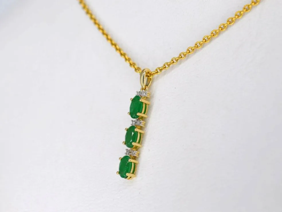 Pendentif en or avec diamants et émeraude