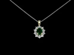 Pendentif en or avec une émeraude ovale verte et des diamants naturels