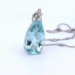 PENDENTIF EN OR BLANC 18 KT - AIGUE-MARINE et DIAMANTS