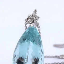 PENDENTIF EN OR BLANC 18 KT - AIGUE-MARINE et DIAMANTS