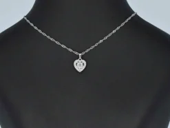 Pendentif en or blanc avec diamants en forme de coeur