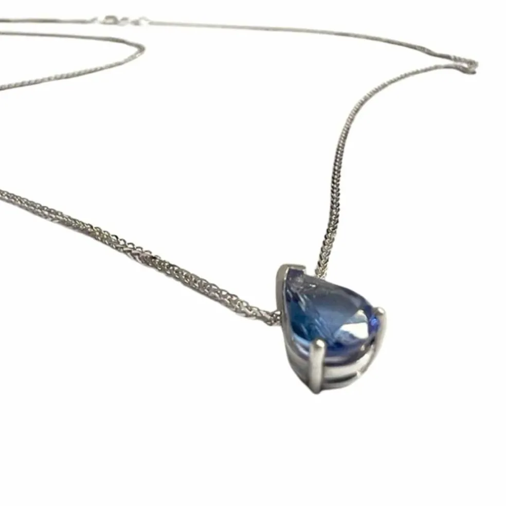 pendentif en or blanc avec saphirs