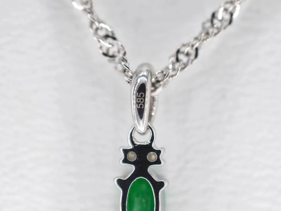 Pendentif en or blanc avec diamants et émeraude