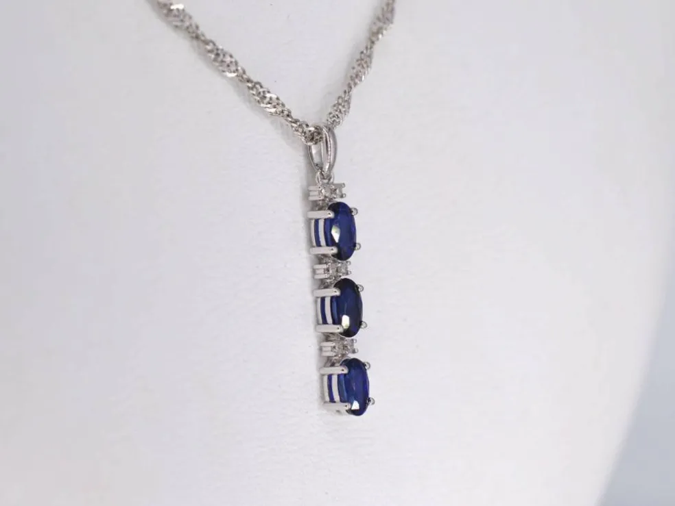 Pendentif en or blanc avec diamants et saphir