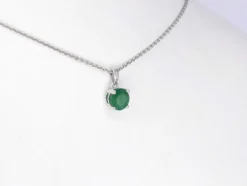 Pendentif en or blanc avec émeraude
