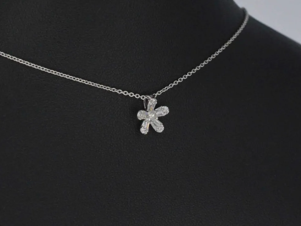 Pendentif en or blanc avec diamants naturels véritables