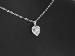 Pendentif en or blanc avec diamants en forme de coeur