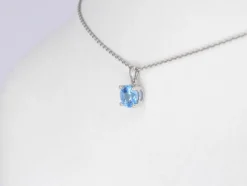 Pendentif en or blanc avec topaze