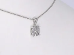 Pendentif en or blanc avec un diamant taille brillant