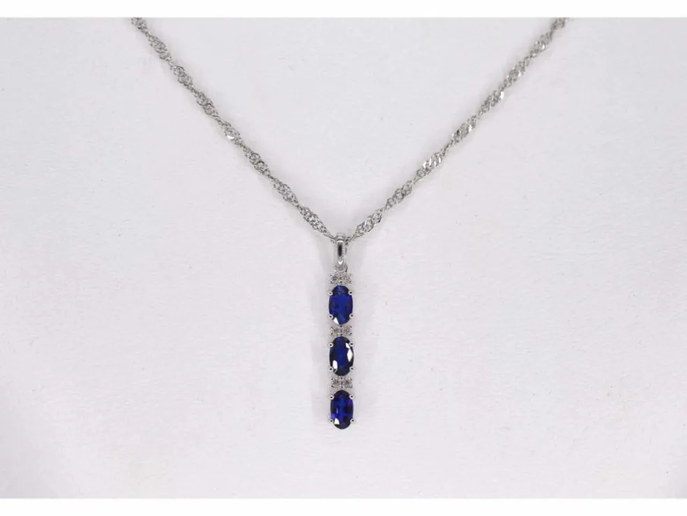 Pendentif en or blanc avec diamants et saphir