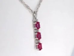Pendentif en or blanc avec diamants et rubis