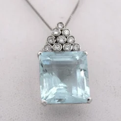 Pendentif en or blanc avec aigue-marine