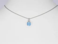 Pendentif en or blanc avec topaze