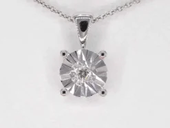 Pendentif en or blanc avec un diamant taille brillant