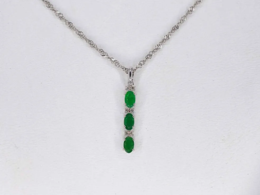 Pendentif en or blanc avec diamants et émeraude