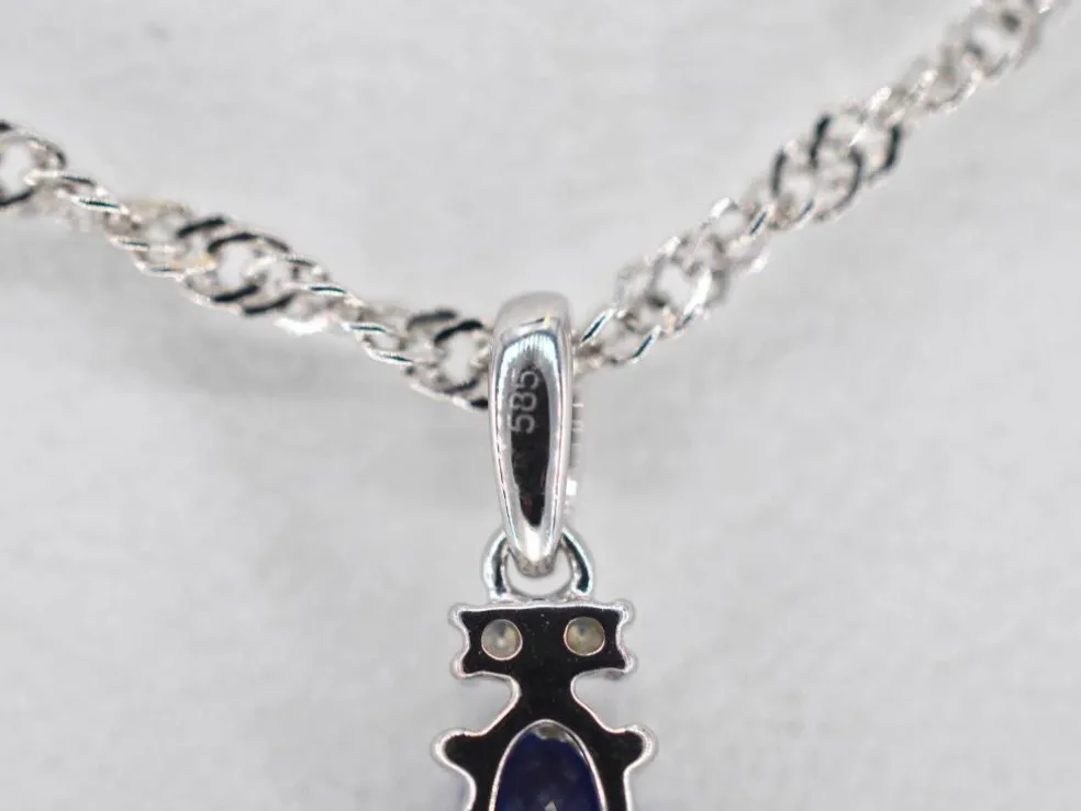 Pendentif en or blanc avec diamants et saphir