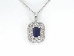 Pendentif en or blanc avec diamants et saphir