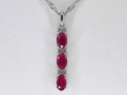 Pendentif en or blanc avec diamants et rubis
