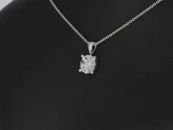 Pendentif en or blanc avec un diamant taille brillant
