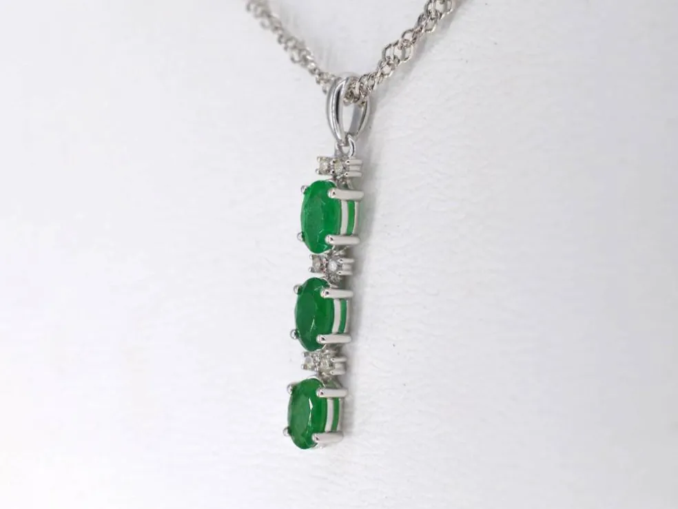 Pendentif en or blanc avec diamants et émeraude