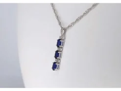 Pendentif en or blanc avec diamants et saphir