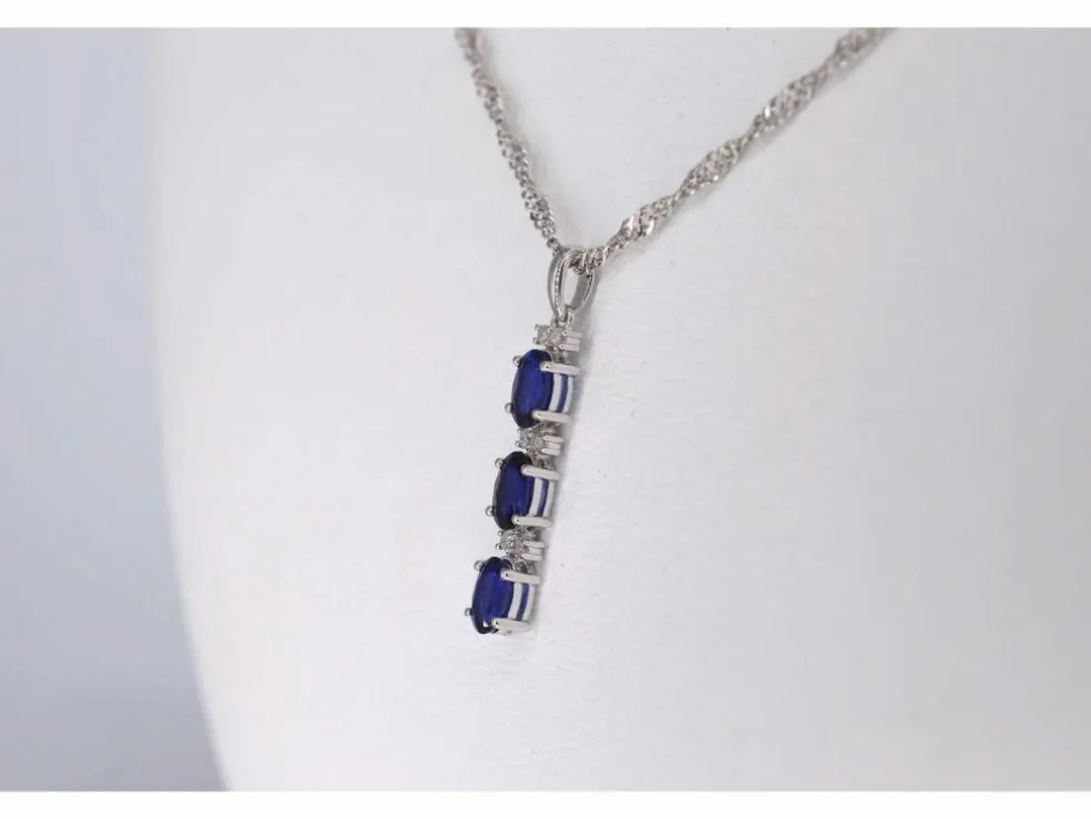 Pendentif en or blanc avec diamants et saphir