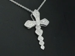 Pendentif en or blanc avec diamants