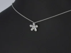 Pendentif en or blanc avec diamants naturels véritables