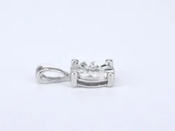 Pendentif en or blanc avec un diamant taille brillant