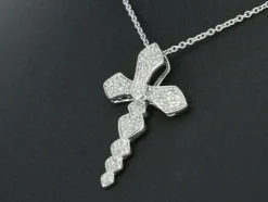 Pendentif en or blanc avec diamants