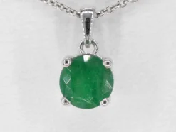 Pendentif en or blanc avec émeraude