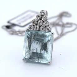 Pendentif en or blanc avec aigue-marine