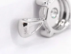 Pendentif en or blanc avec un diamant taille brillant