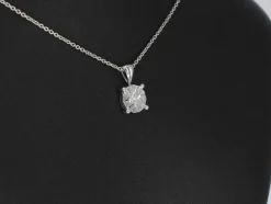 Pendentif en or blanc avec un diamant taille brillant