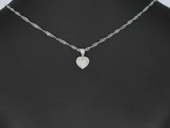 Pendentif en or blanc en forme de coeur avec diamants