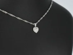 Pendentif en or blanc en forme de coeur avec diamants