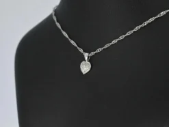 Pendentif en or blanc en forme de coeur avec diamants