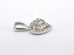 Pendentif en or blanc en forme de coeur avec diamants