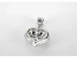 Pendentif en or blanc en forme de coeur avec diamants