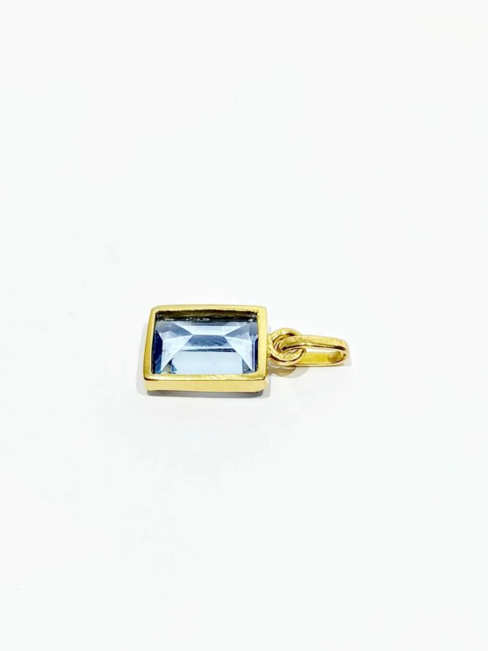 Pendentif en or et Spinelle
