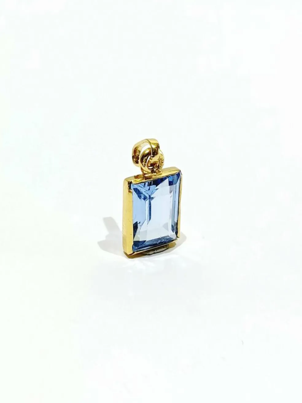 Pendentif en or et Spinelle