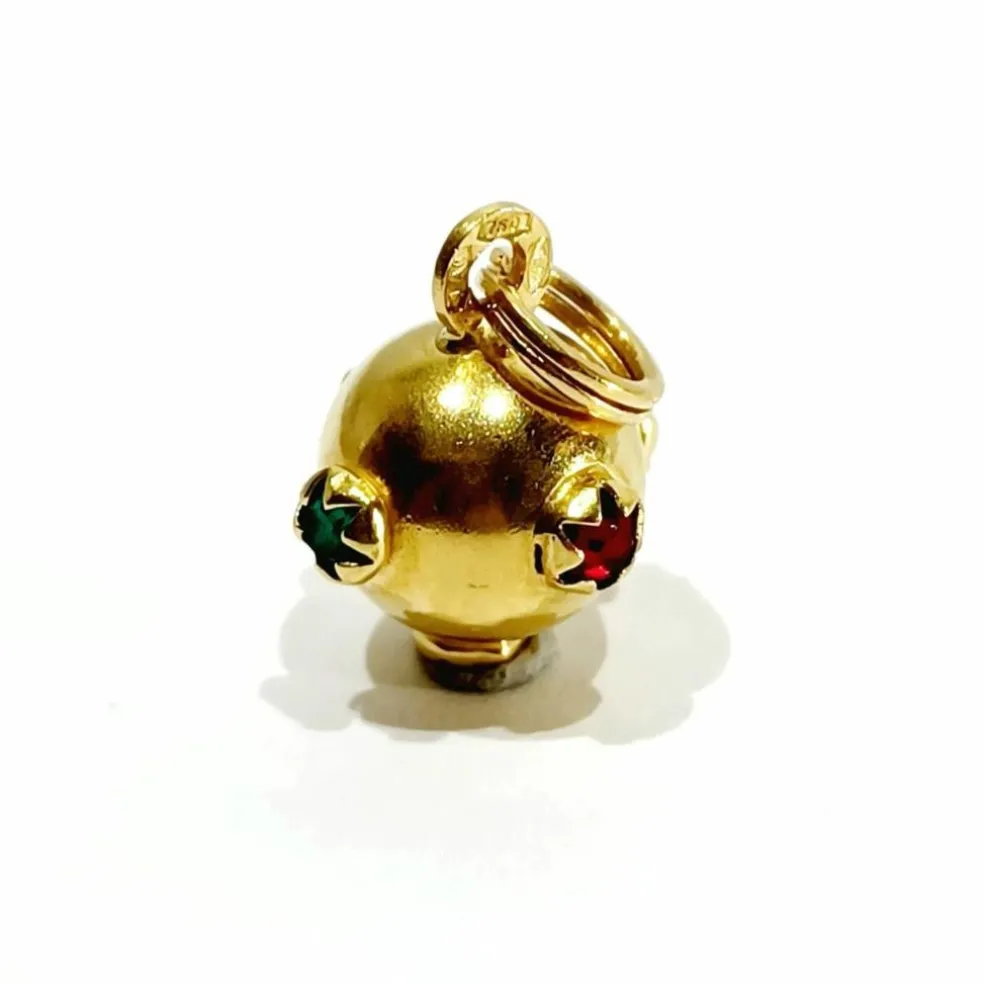 Pendentif en or forme boule avec rubis émeraude saphir