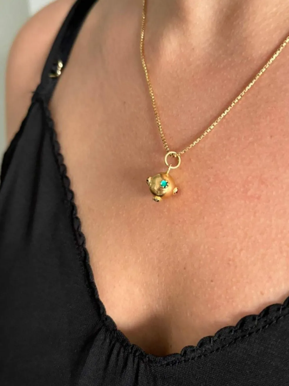 Pendentif en or forme boule avec rubis émeraude saphir