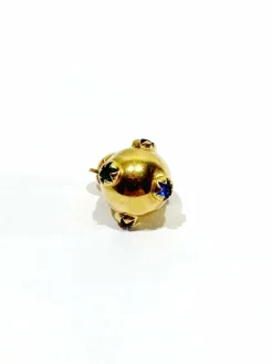 Pendentif en or forme boule avec rubis émeraude saphir