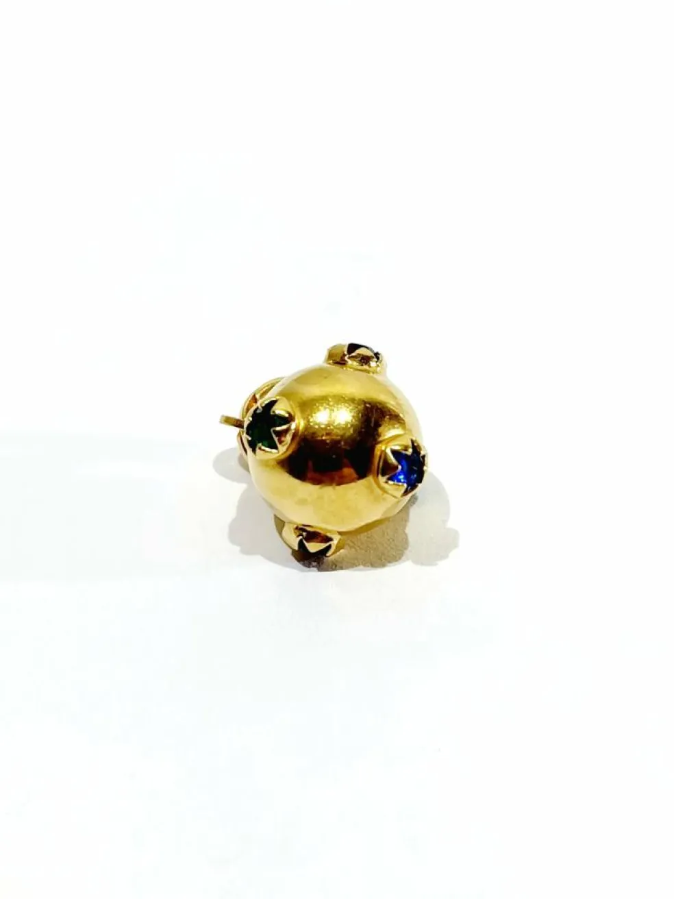 Pendentif en or forme boule avec rubis émeraude saphir