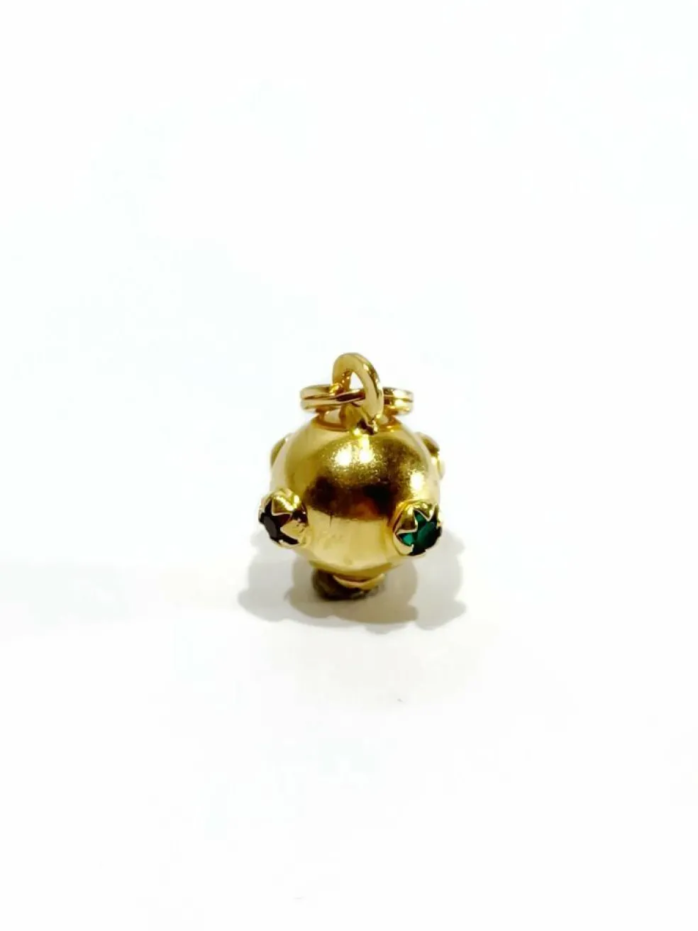 Pendentif en or forme boule avec rubis émeraude saphir
