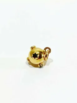 Pendentif en or forme boule avec rubis émeraude saphir